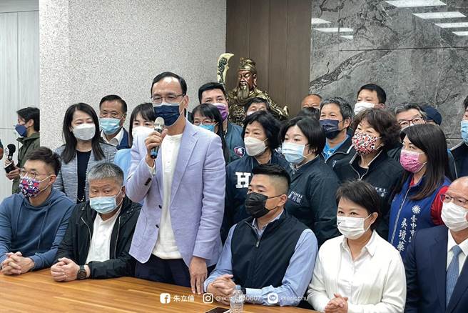 國民黨主席朱立倫晚間在臉書發文催票，號召民眾明天投給顏寬恒。（摘自朱立倫臉書）