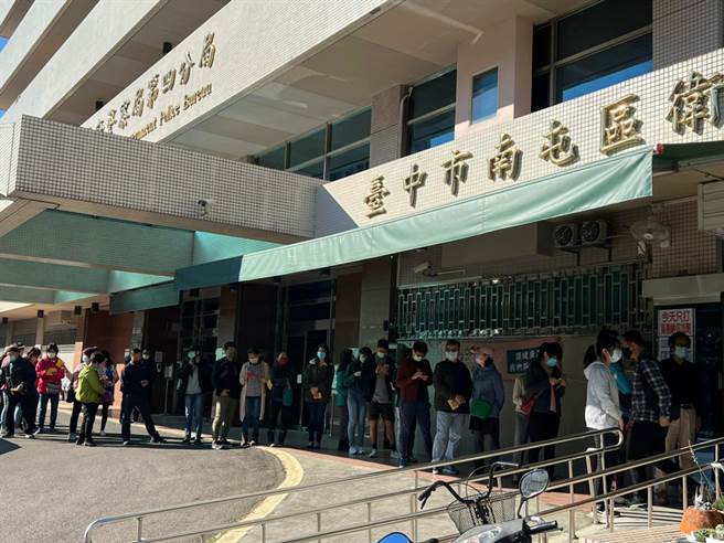 台中市8日接種人潮擠爆接種站，29區衛生所及合約醫院共加開40診次及6處假日接種站。（台中市政府提供）