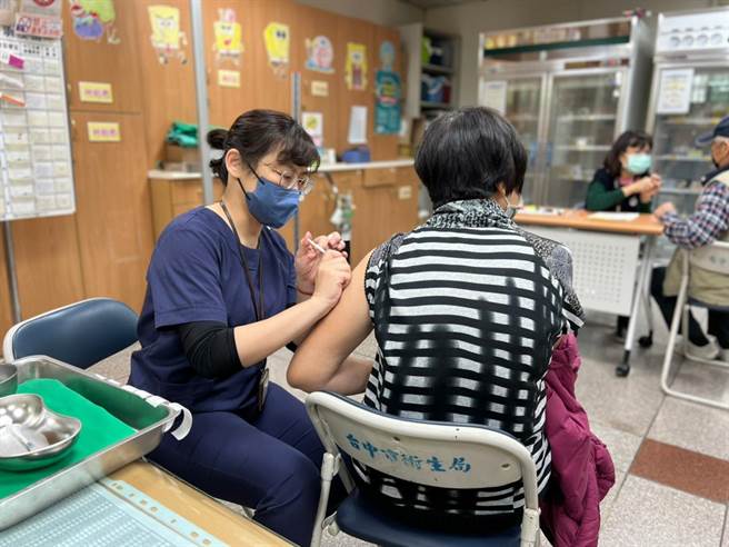 台中市8日接種人潮擠爆接種站，29區衛生所及合約醫院共加開40診次及6處假日接種站。（台中市政府提供）