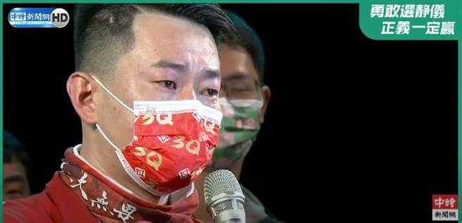 陈柏惟8日晚间现身林静仪的选前之夜，引发各界关注，他上台发言讲到激动处时，忍不住眼眶泛红。(图 翻摄自中时新闻网影片)