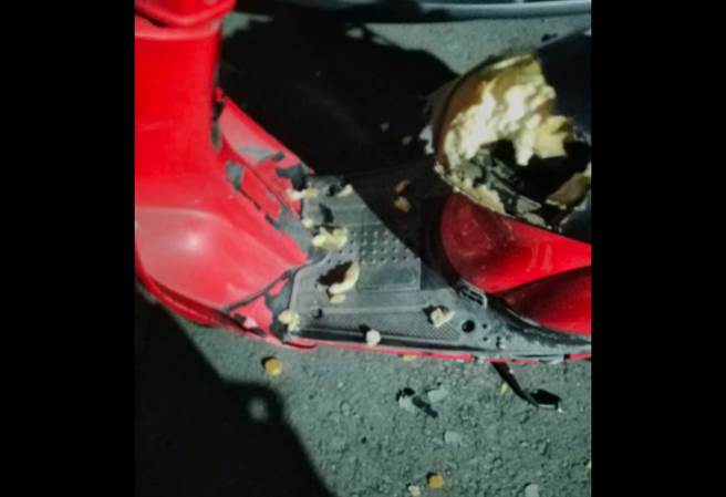 有网友只是出门买个宵夜，自己骑乘的机车坐垫就被一只路边的狗给拆光。(图／翻摄自 爆废公社) 