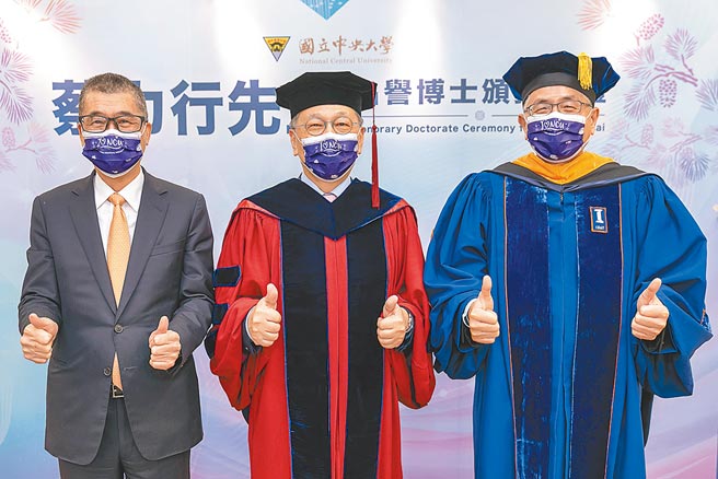 联发科副董事长暨执行长蔡力行（中）荣获中央大学名誉博士，由中央大学校长周景扬（右）颁发、联发科董事长蔡明介（左）到场祝贺。　图／业者提供