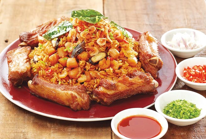 以櫻花蝦、豬肋排等豐富好料，搭配糯米糕以濃郁蝦醬調味的〈豬肋排櫻花蝦米糕〉。圖／瓦城泰統集團