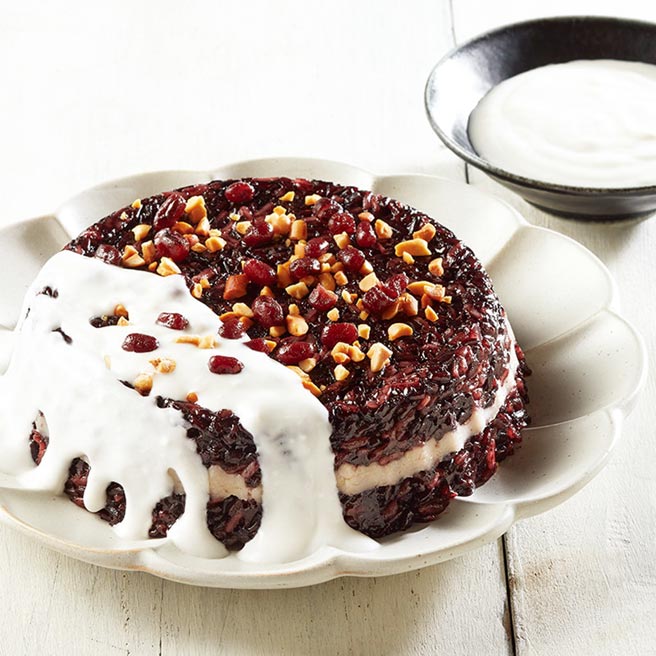 年菜中甜品〈團圓芋香紫米糕〉，是以香濃芋泥與香Q紫米配上南洋椰香淋醬。圖／瓦城泰統集團