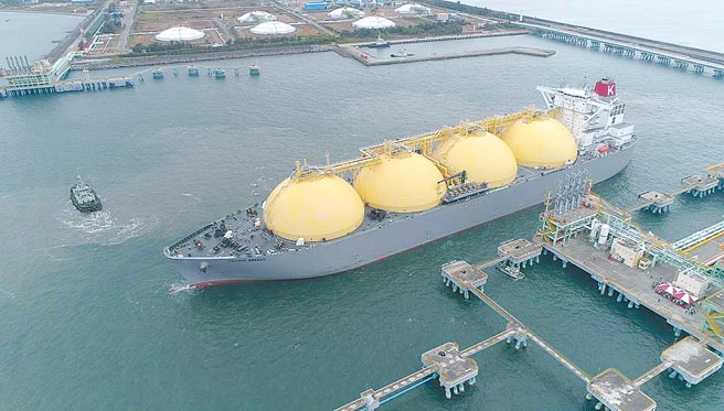 去年天然气价格飙涨，国内售价冻涨，中油全年爆亏434亿，创13年来最惨纪录。图为天然气船只运抵高雄永安天然气接收站。（中油提供）