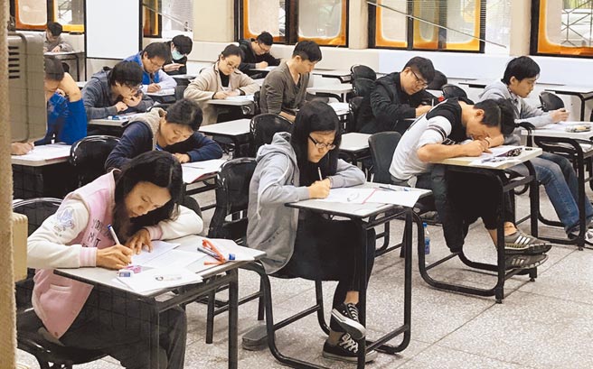 國營事業招考再爆電子舞弊，5年來上百名考生被錄取，舞弊集團收取每人120萬酬勞，海撈1.2億元。圖為2016年國營事業職員招考試場，與新聞事件無關。（台電提供）