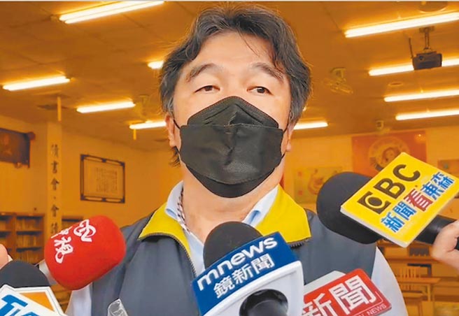 卫福部医福会执行长王必胜7日下午到桃园市金嗓歌友会视察，他说，这也不能说是漏洞，群聚风波不能说是谁的错。（赖佑维摄）