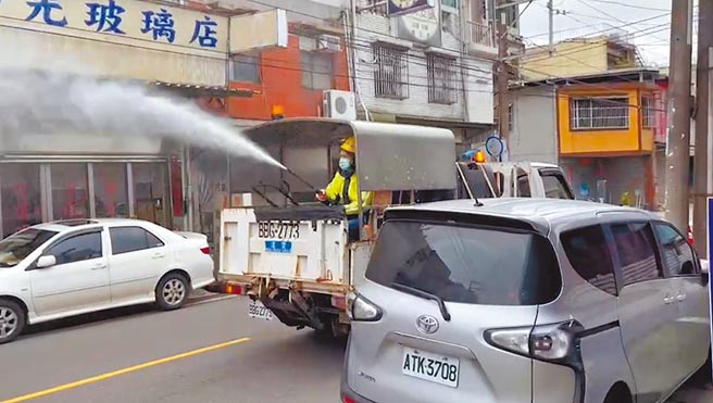 避免疫情扩散，桃园市环保局7日仍前往金嗓歌友会周边消毒。（赖佑维摄）