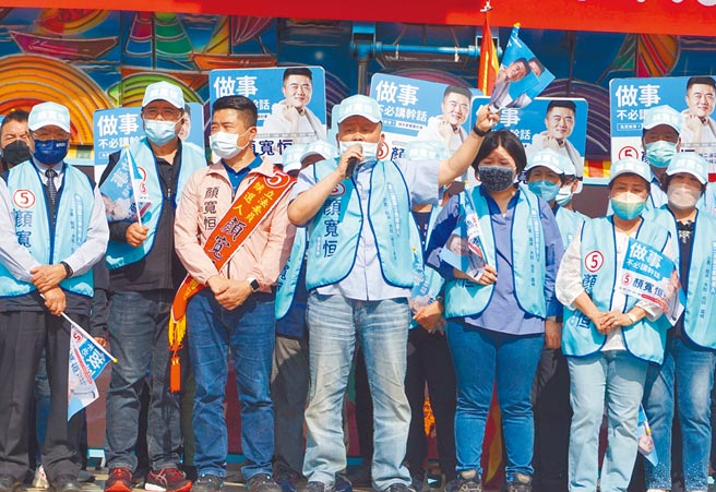 镇澜宫董事长顏清标（中）去年底为儿子顏宽恒站台时情绪激动，怒轰电视新闻、政论节目抹黑造谣「甘有公道？」（本报资料照片）