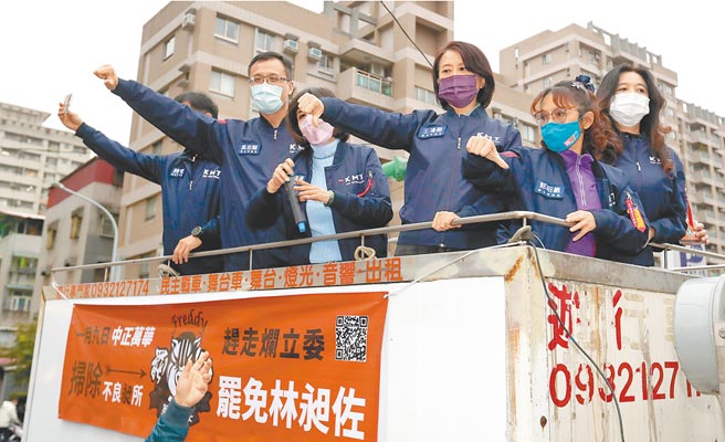 臺北市议会国民党团议员7日前往万华区市场，声援中正万华在地青年公民团体 「罢免林昶佐」活动，包含应晓薇（右起）、郭昭巖、王鸿薇、王欣仪、吴志刚及李傅中武等多位议员登上宣传车大声吶喊罢免口号。（郑任南摄）