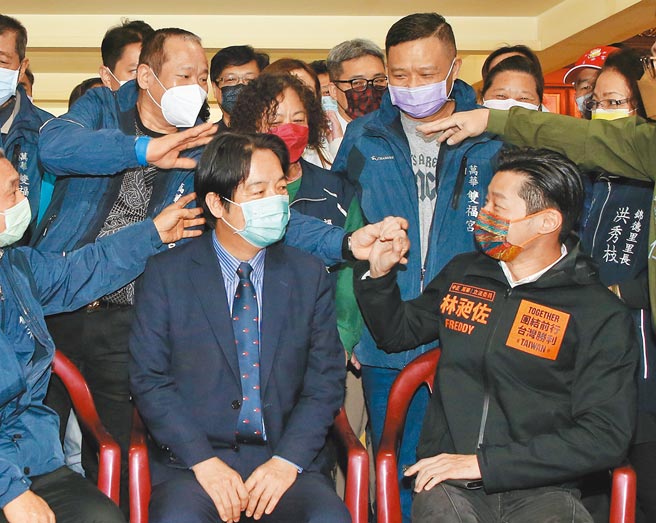 无党籍立委林昶佐罢免案投票在即，副总统赖清德（前左）7日现身陪同林昶佐（前右）前往万华双福宫参香祈福表达力挺之意，突然出现的双福宫副主委、环南市场自治会长林胜东（后左）和林昶佐握手致意。（赵双杰摄）