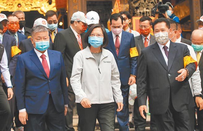2021大甲妈祖遶境活动，蔡英文总统在镇澜宫董事长顏清标（左）陪同下出席祈安典礼。（本报资料照片）