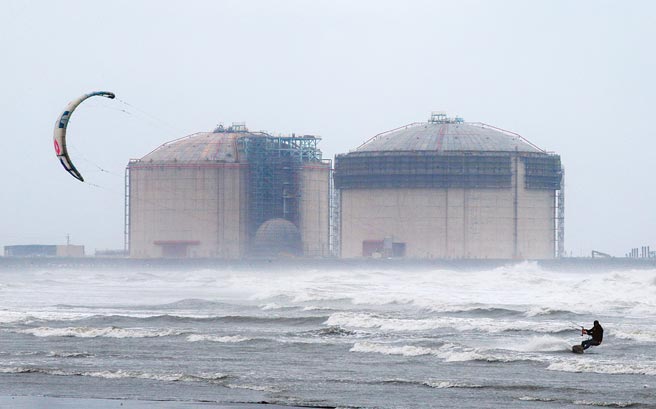 三接「再外推方案」12日就要进行环差专案小组第二次会议，中油全力备战。图为三接兴建中的两座储气槽。（本报资料照片）