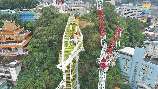 基隆市新地标「基隆塔」7日上梁，市长林右昌期许工程顺利在农历年后完工，成为崭新的国门景观。（基隆市政府提供／杨亚璇基隆传真）