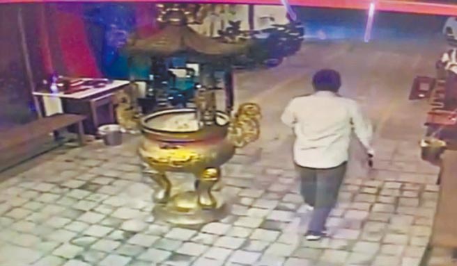 5日深夜，嘉义县东石乡三家村台17线一间土地公庙发生枪击案，监视器拍下开枪打中被害人嫌犯持枪从容离开画面。（警方提供／吕妍庭嘉义传真）