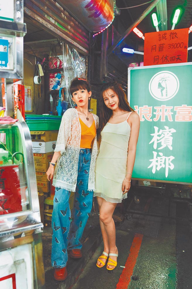 孙可芳（左）和安心亚剧中饰演槟榔西施。（浪LIVE 提供）