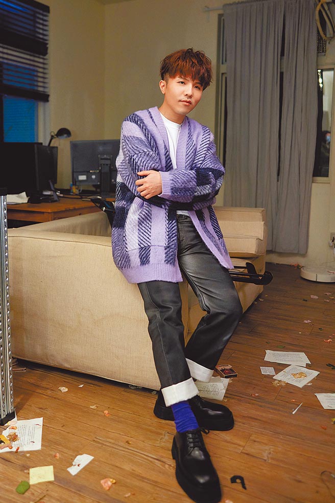 小宇日前推出新专辑《无视 Be Nothing》。（华纳音乐提供）