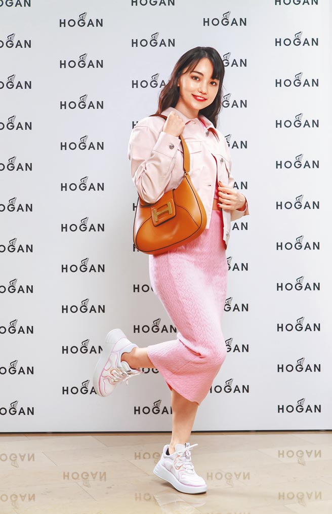 围棋女神黑嘉嘉出席Hogan新品记者会，一身粉色俏皮可爱。（Hogan提供）
