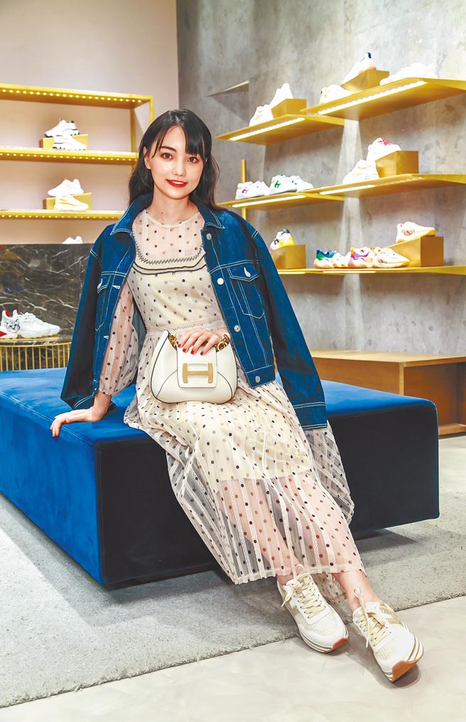 黑嘉嘉以圆点雪纺洋装搭配丹寧夹克，打造衝突甜美感。（Hogan提供）
