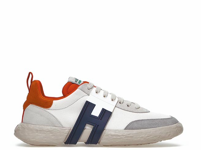 Hogan 3R浅灰色环保塑料男士休閒鞋1万8000元。（Hogan提供）