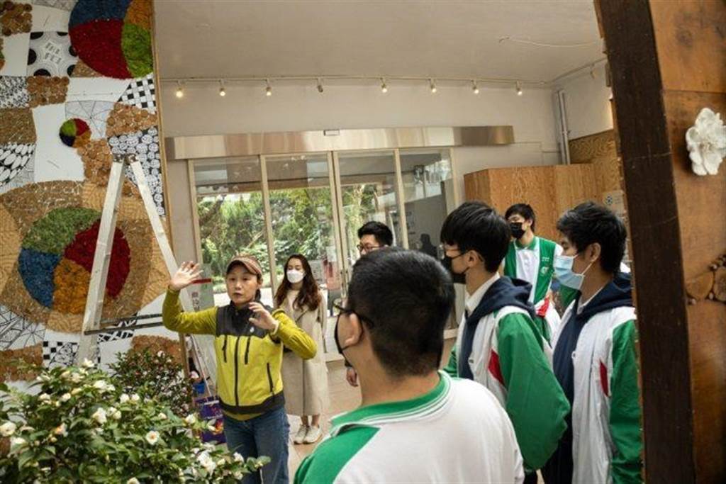 泰北國際雙語學校學生專心學習如何布置展覽會場。（公園處提供／楊亞璇台北傳真）
