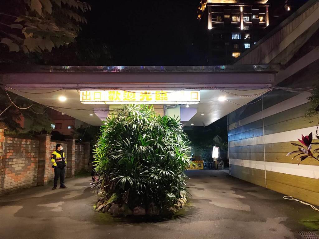 新北市新店區某間汽車旅館8日發生旅客暴斃命案，警方勘驗現場。（民眾提供）
