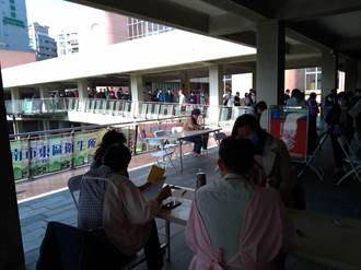 搶過年前打完第3劑疫苗 台南市立文化中心今再現人龍