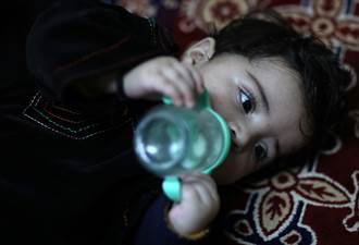 美軍撤離喀布爾混亂中失散 阿富汗男嬰找到人了