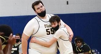 籃球》NCAA驚見史前巨獸 163公斤竟擅長助攻飆外線