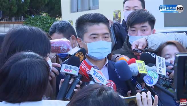 顏寬恒現身投票，表示父親顏清標身體狀況很好，並謝謝各界關心。（圖／中時新聞網直播畫面）