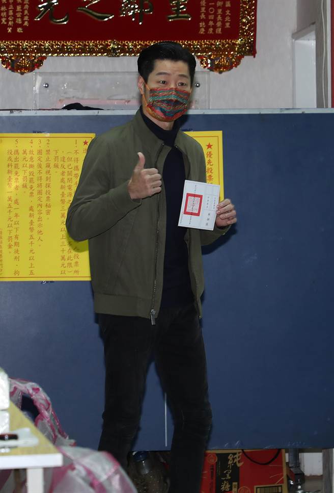 立委林昶佐罷免案投票9日舉行，林昶佐一早就前往投開票所投票。(劉宗龍攝)