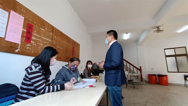 顏寬恒今早至投票所投票。（陳淑娥攝）