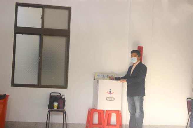 候選人顏寬恒8時許抵達投開票所，投下象徵勝利的一票。（陳淑娥攝）