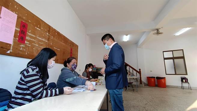 候選人顏寬恒8時許抵達投開票所，投下象徵勝利的一票。（陳淑娥攝）