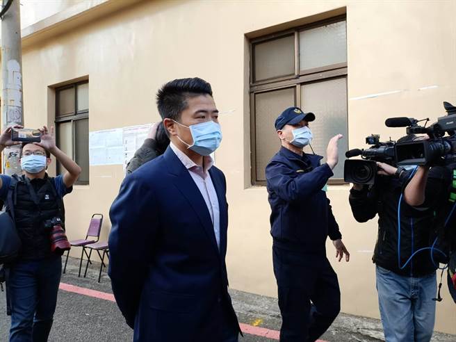 候選人顏寬恒8時許抵達投開票所，投下象徵勝利的一票。（陳淑娥攝）