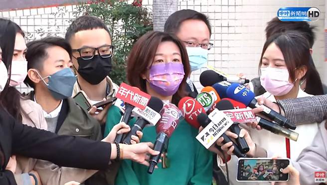 中二补选今投票，民进党候选人林静仪现身投票所，表示不会紧张。（图／中时新闻网直播画面）