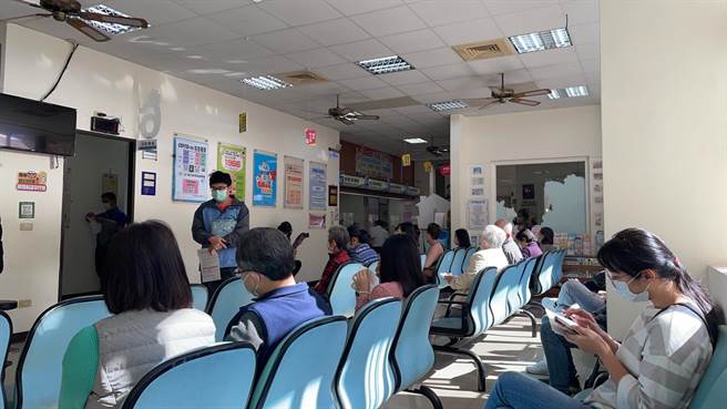 台中市衛生局統計截至8日下午6時接種超過7400人，其中，以太平區衛所326人最多。（馮惠宜攝）