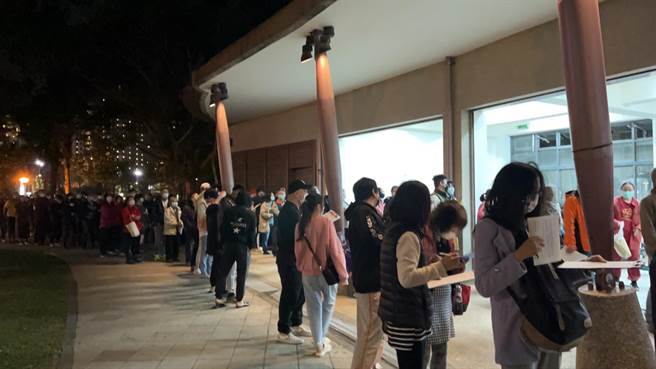 台中市衛生局假日加開新冠疫苗接種站點，南屯衛生所8日湧入許多民眾要接種第三劑。（台中市衛生局提供／馮惠宜台中傳真）