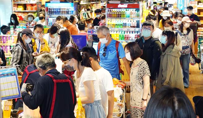 一名男网友担心未来有升三级警戒的可能，打算到卖场囤泡麵，反遭网友炮轰，「这种贴文希望可以开罚，惟恐天下不乱」。（示意图／本报系资料照）