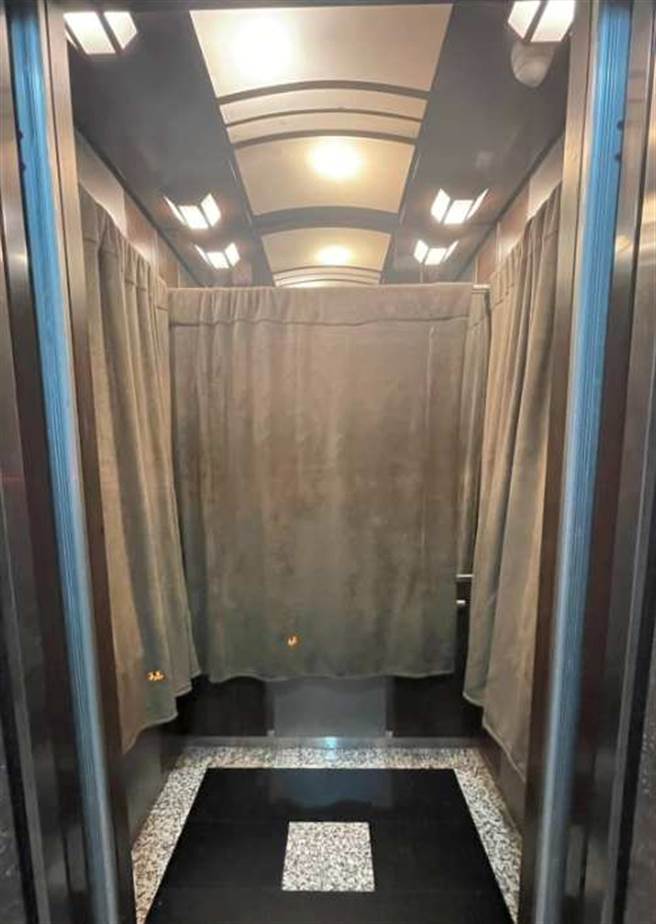 这名网友表示，电梯门一打开，彷佛看见了灵堂。(翻摄自 爆怨公社)