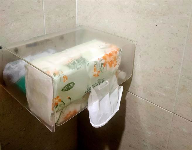 一名女网友分享，妈妈教她利用卫生纸收纳盒的开口处夹住卫生纸，这样摆放好抽又不会连纸，惊呼，「都40岁了才知道原来这个是这样用」。（图／翻摄脸书社团爆废公社）