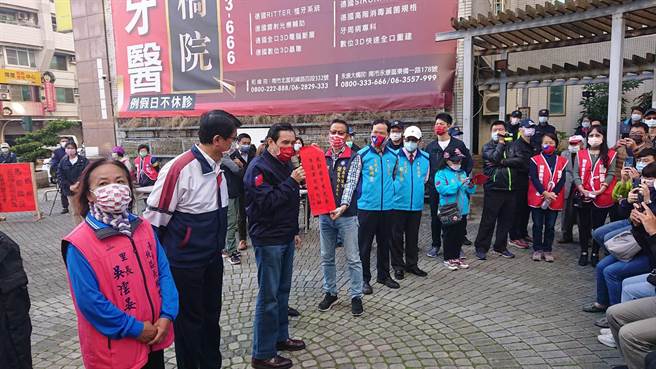 马英九前总统（国旗臂章者）赠春联活动，首站从台南长荣新城开始。（程炳璋摄）