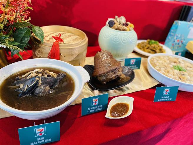 调查发现，国人年菜料理重复性偏高，表示经典菜色还是较能显出年味。而必吃年菜则以「火锅料理」(51.9％)为首，其次「鸡料理」(49.0％)、「鱼料理」(47.8％)。(统一超商提供)