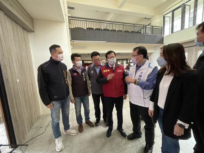 桃园市长郑文灿视察平镇区第一活动中心筛检站，表示桃园社区防疫加强版要提升。(吕筱蝉摄)