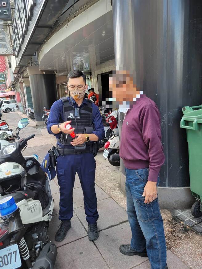 高雄市55岁李姓男子开车鬼切违规遭警拦，被警方发现车中有酒味，酒测值0.20毫克，被警方开单并扣车。（翻摄照片／石秀华高雄传真）