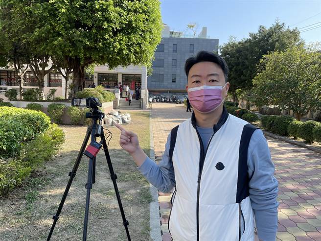 民进党台中市议员陈世凯9日在九德国小投票所外，发现有人架设录影机，质疑会影响选举。（陈世凯提供／卢金足台中传真）