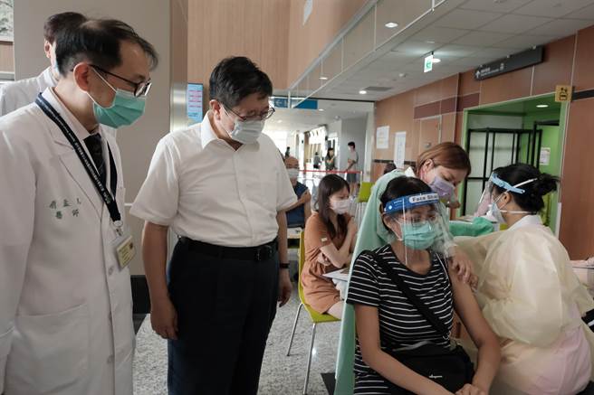 新竹县长杨文科（左二）日前在新竹台大分院生医医院竹北院区，视察接种疫苗状况。（翻摄照片）