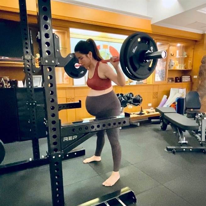 適度的肌力訓練，能為孕媽媽儲備體力並帶來好心情。（圖／烏恩慈）