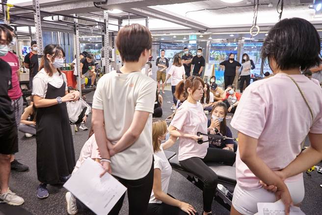 適度的肌力訓練，能為孕媽媽儲備體力並帶來好心情。 （圖／烏恩慈）(2)