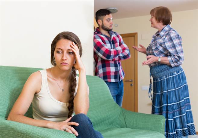 一名人妻抱怨婆婆邀请亲戚14人到她们家吃年夜饭，不料婆婆得知她反对，竟呛「不然妳年夜饭回娘家吃」，让她相当傻眼。（示意图／Shutterstock）